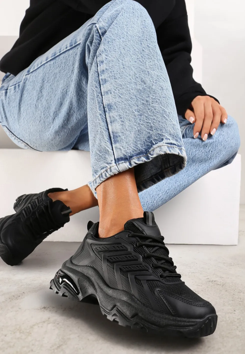 Czarne Sneakersy na Niskiej Platformie z Ozdobnymi Wstawkami na Cholewce Amrogia