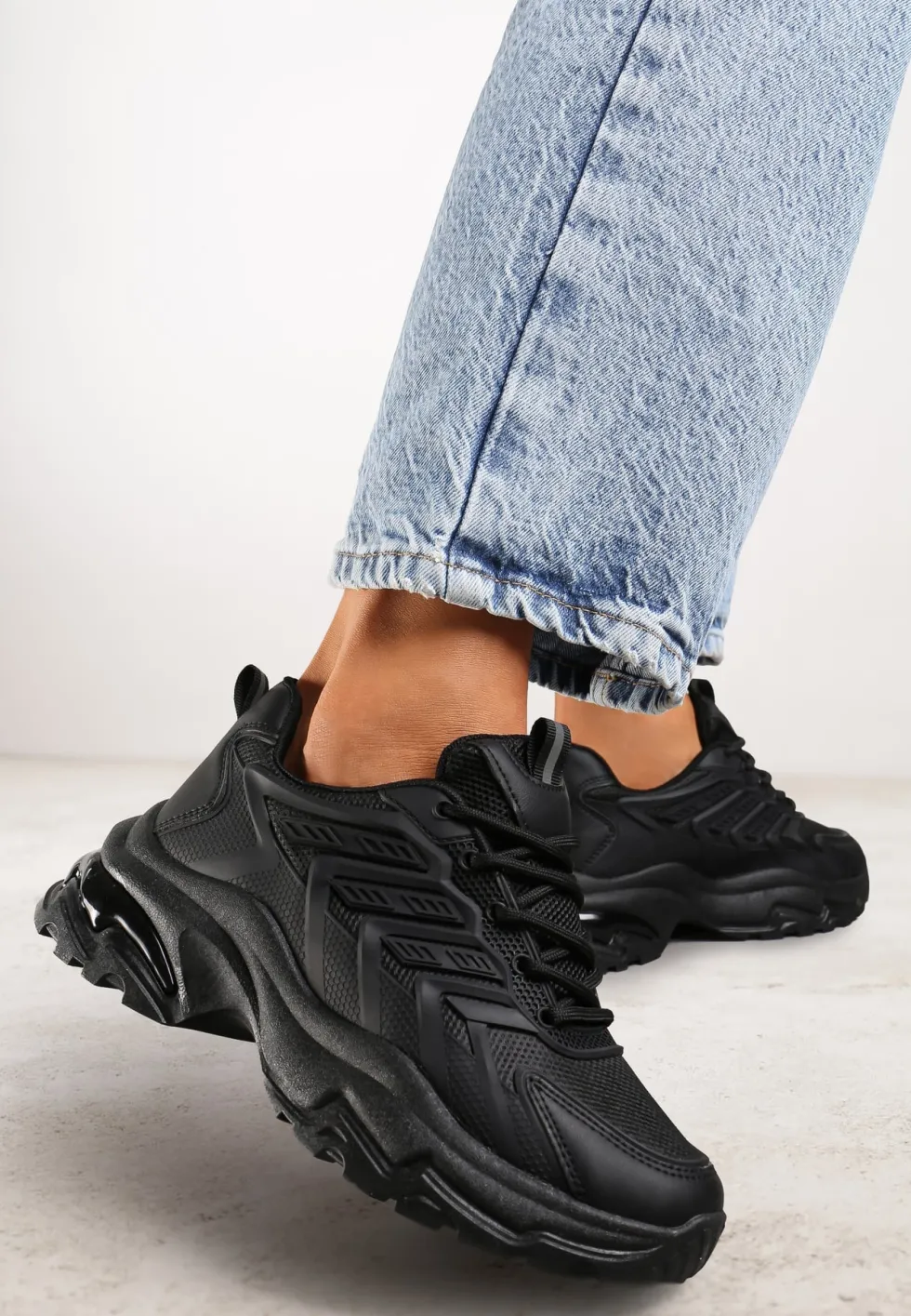 Czarne Sneakersy na Niskiej Platformie z Ozdobnymi Wstawkami na Cholewce Amrogia