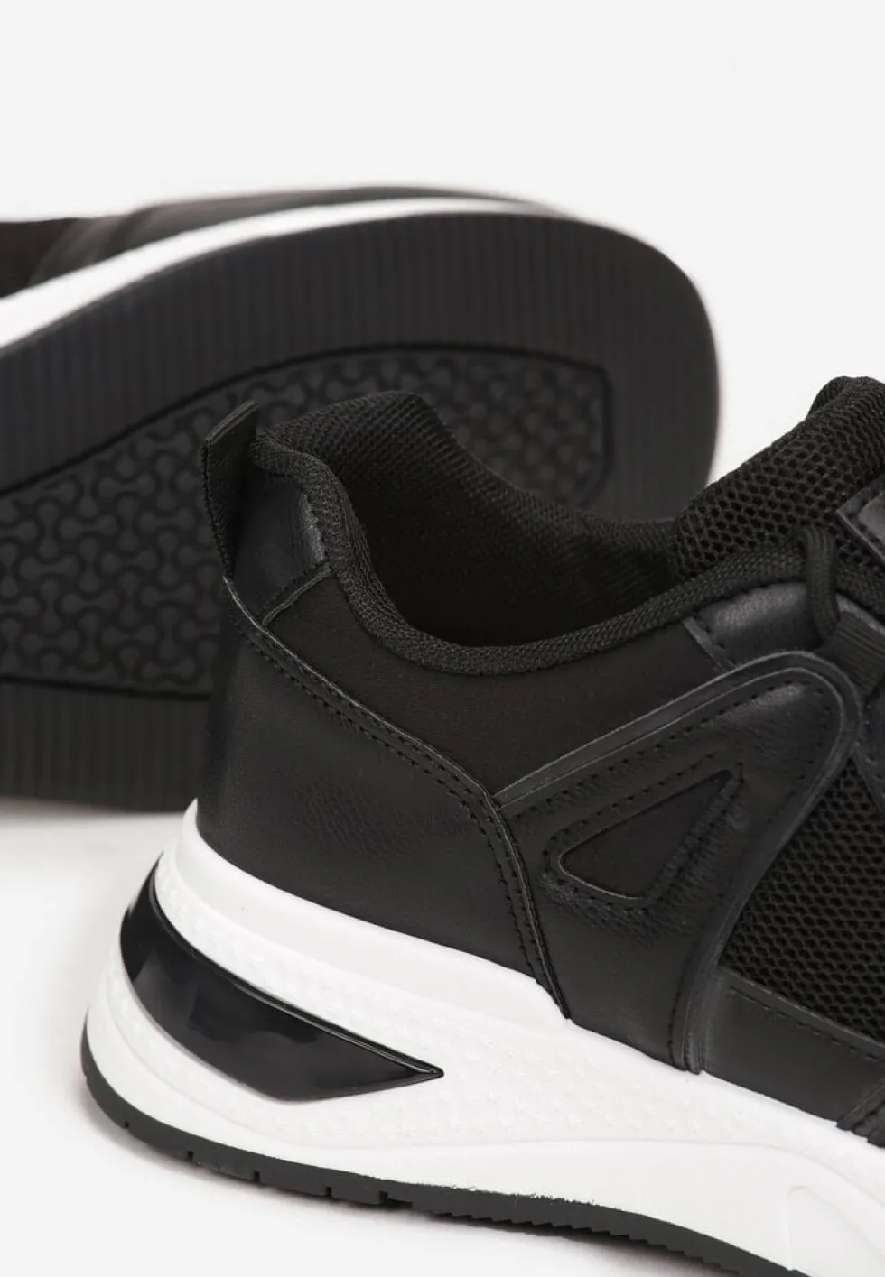 Czarne Sneakersy na Ozdobnej Podeszwie ze Sznurowaniem Clarie