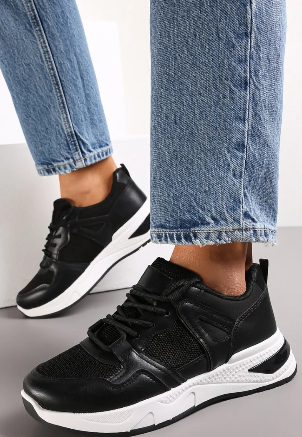 Czarne Sneakersy na Ozdobnej Podeszwie ze Sznurowaniem Clarie
