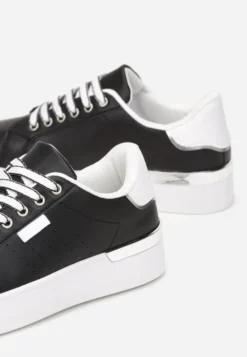 Czarne Sneakersy na Ozdobnej Podeszwie z Cholewką przed Kostkę Zanota