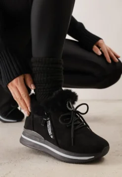 Czarne Sneakersy na Płaskiej Podeszwie z Napisem i Futerkiem Taricea