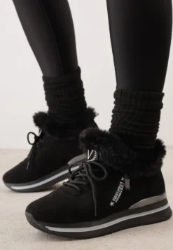 Czarne Sneakersy na Płaskiej Podeszwie z Napisem i Futerkiem Taricea