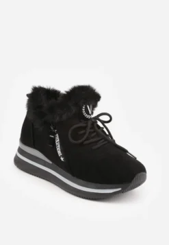 Czarne Sneakersy na Płaskiej Podeszwie z Napisem i Futerkiem Taricea