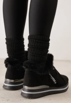 Czarne Sneakersy na Płaskiej Podeszwie z Napisem i Futerkiem Taricea