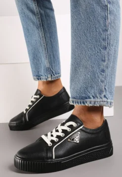 Czarne Sneakersy na Płaskiej Podeszwie ze Skóry z Metaliczną Ozdobą Melabra