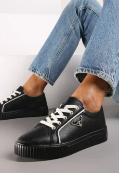 Czarne Sneakersy na Płaskiej Podeszwie ze Skóry z Metaliczną Ozdobą Melabra