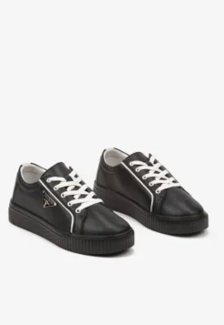 Czarne Sneakersy na Płaskiej Podeszwie ze Skóry z Metaliczną Ozdobą Melabra