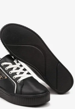Czarne Sneakersy na Płaskiej Podeszwie ze Skóry z Metaliczną Ozdobą Melabra