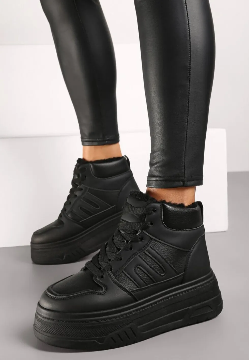 Czarne Sneakersy na Platformie Mocno Ocieplane Futerkiem Lealwen