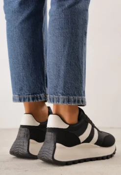 Czarne Sneakersy na Platformie z Geometrycznym Motywem Tillia