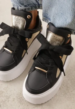 Czarne Sneakersy na Platformie Ozdobione Nitami i Metalicznymi Elementami Azista