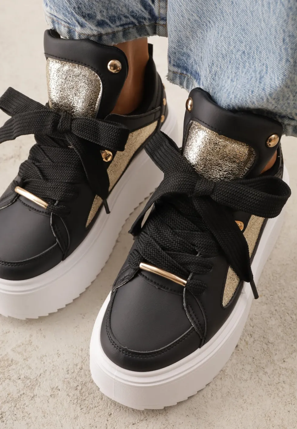 Czarne Sneakersy na Platformie Ozdobione Nitami i Metalicznymi Elementami Azista