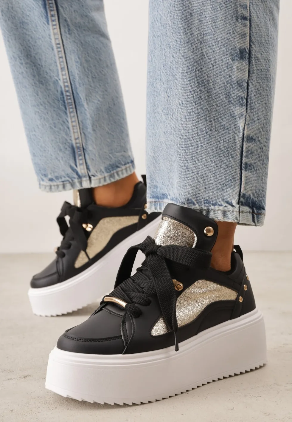 Czarne Sneakersy na Platformie Ozdobione Nitami i Metalicznymi Elementami Azista