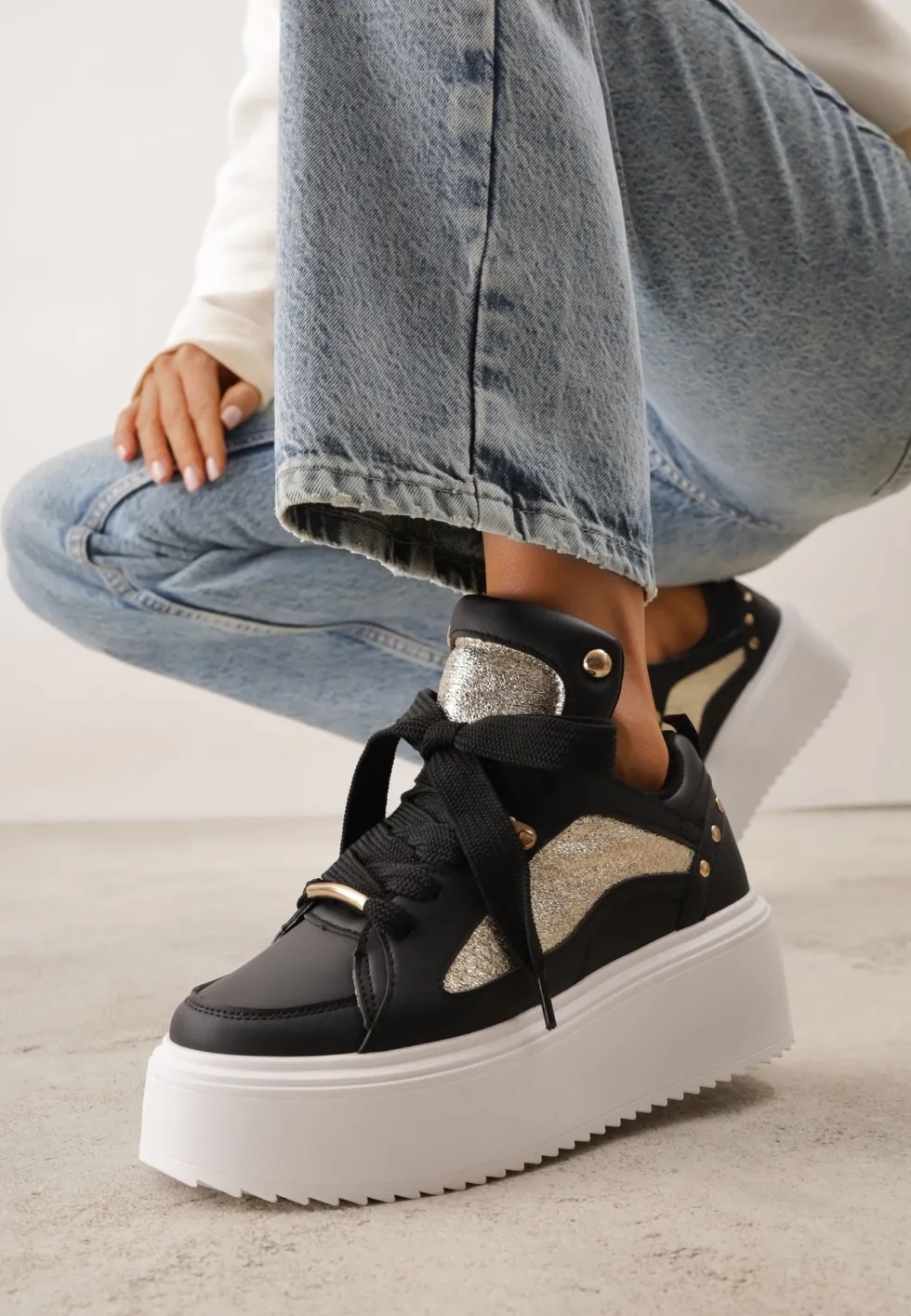 Czarne Sneakersy na Platformie Ozdobione Nitami i Metalicznymi Elementami Azista