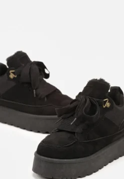 Czarne Sneakersy na Platformie ze Sznurowaniem Ozdobione Futerkiem Vaivelle