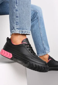 Czarne Sneakersy na Tłoczonej Platformie Ozdobione Łańcuchem Jaihini