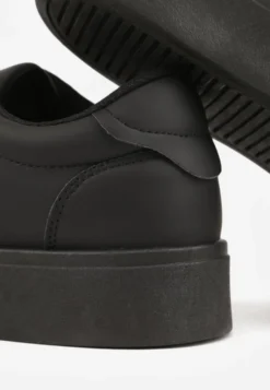 Czarne Sneakersy na Tłoczonej Platformie Zeaninia