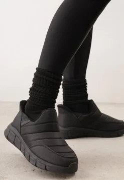 Czarne Sneakersy Śniegowce na Platformie z Tłoczeniem i Pikowaną Cholewką Vermina
