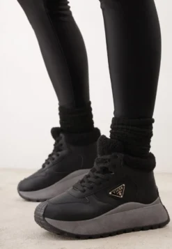 Czarne Sneakersy Śniegowce Vices na Platformie Ozdobione Trójkątną Aplikacją Ficebia