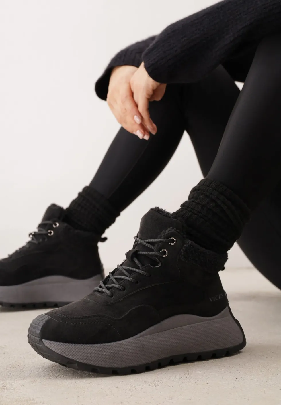 Czarne Sneakersy Śniegowce Vices na Platformie Ozdobione Napisem i Futerkiem Lanite