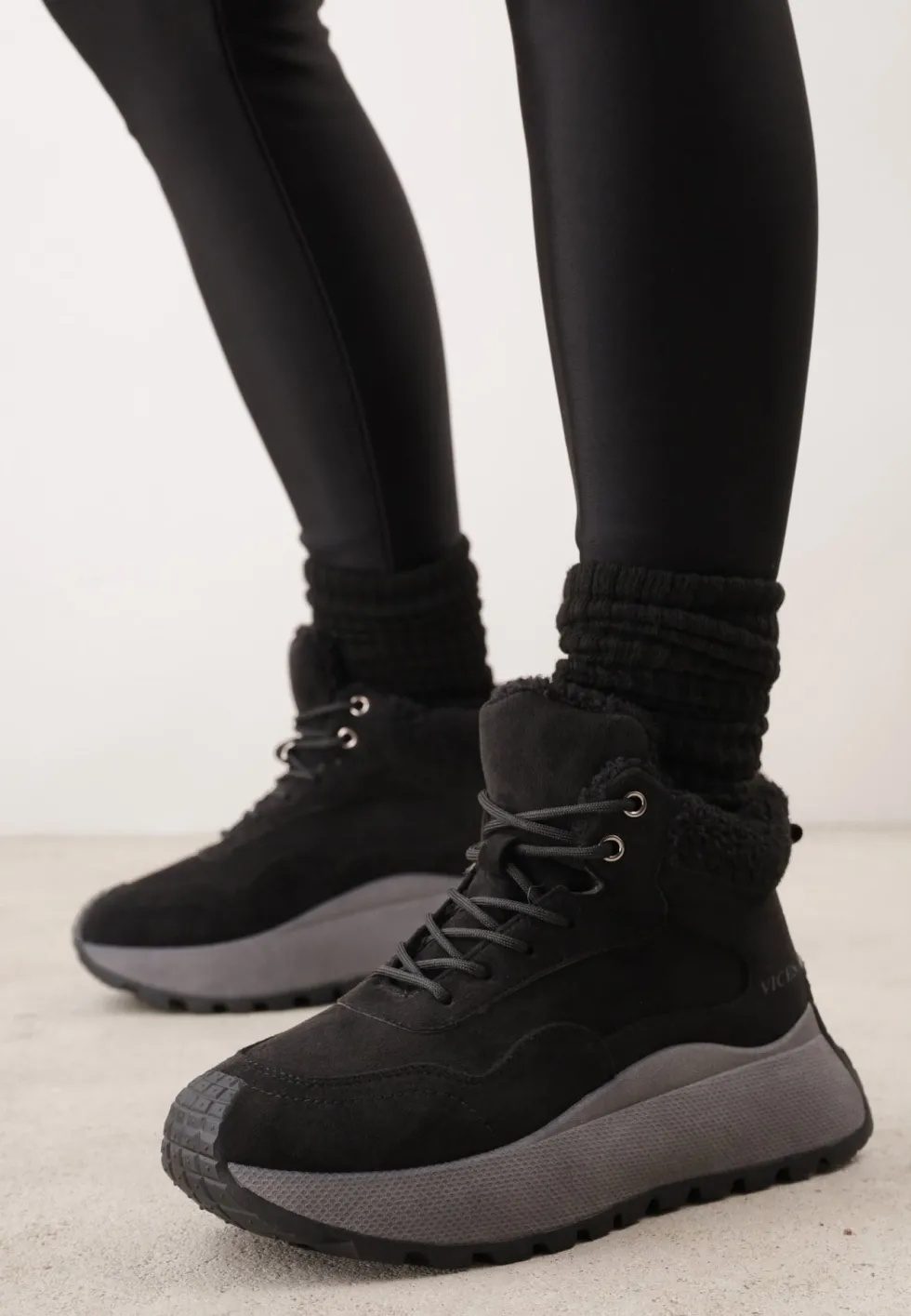 Czarne Sneakersy Śniegowce Vices na Platformie Ozdobione Napisem i Futerkiem Lanite