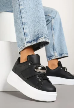 Czarne Sneakersyn na Platformie z Metaliczną Aplikacją Welveria