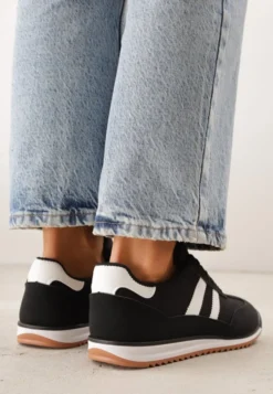 Czarne Sneakersy Ozdobione Dwoma Paskami Lannatea