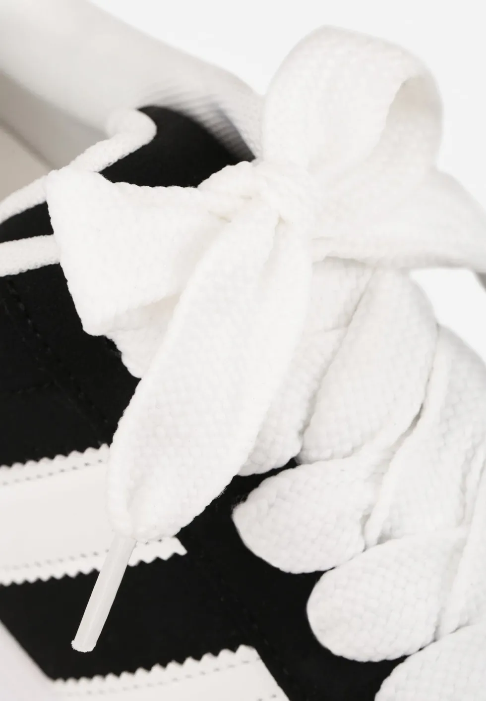 Czarne Sneakersy Ozdobione Motywem Pasków Flortewi