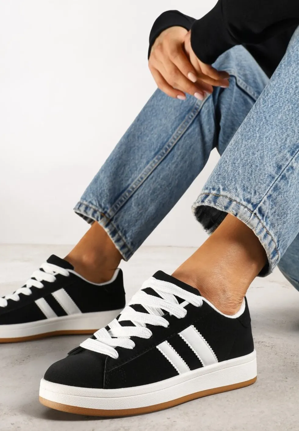 Czarne Sneakersy Ozdobione Motywem Pasków Flortewi