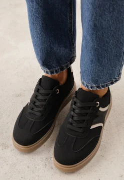 Czarne Sneakersy przed Kostkę z Ozdobnymi Detalami Emmasta