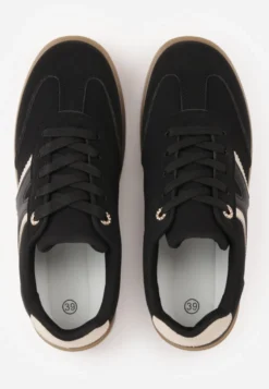 Czarne Sneakersy przed Kostkę z Ozdobnymi Detalami Emmasta