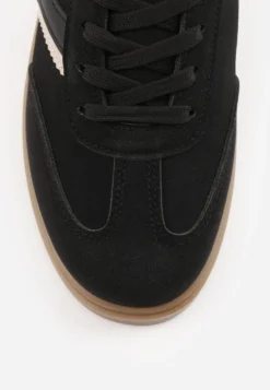 Czarne Sneakersy przed Kostkę z Ozdobnymi Detalami Emmasta
