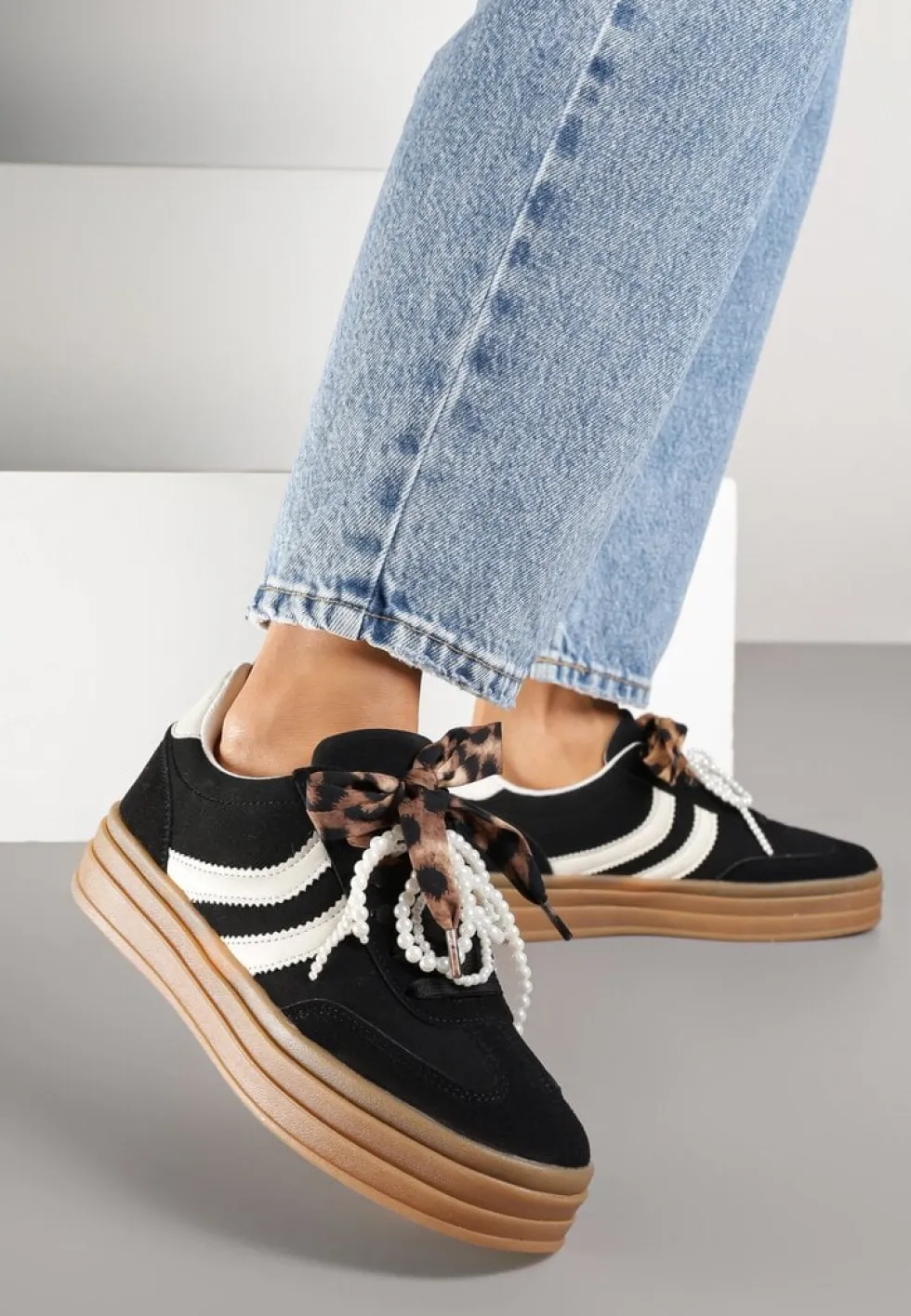 Czarne Sneakersy Tenisówki na Tłoczonej Platformie Ozdobione Perłami Ashinne