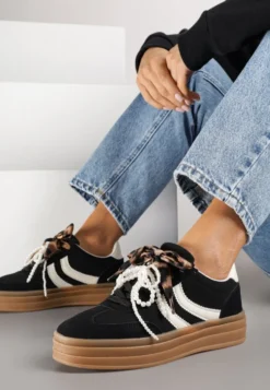 Czarne Sneakersy Tenisówki na Tłoczonej Platformie Ozdobione Perłami Ashinne