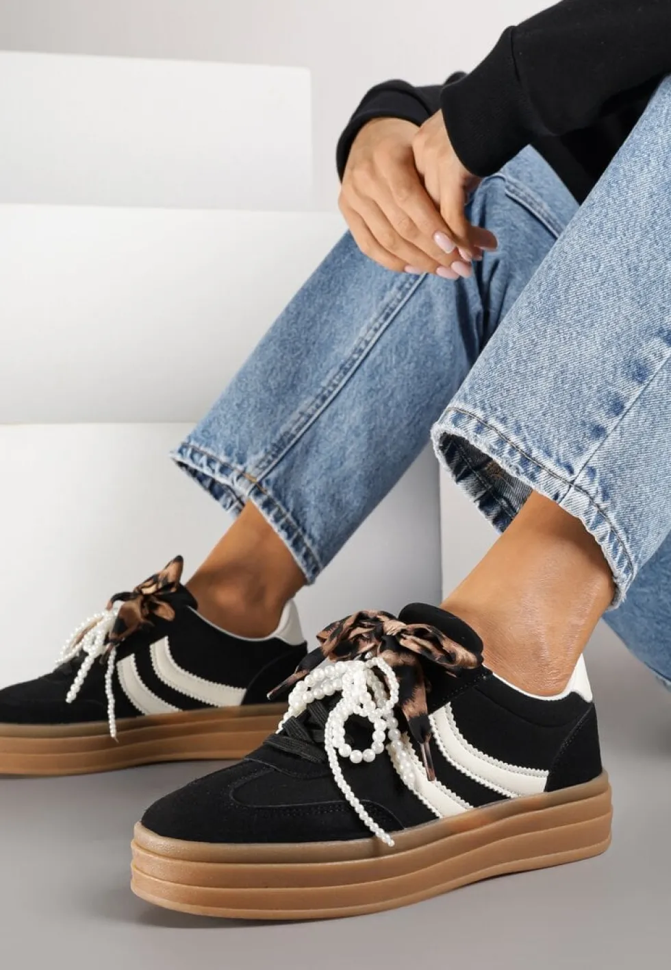 Czarne Sneakersy Tenisówki na Tłoczonej Platformie Ozdobione Perłami Ashinne