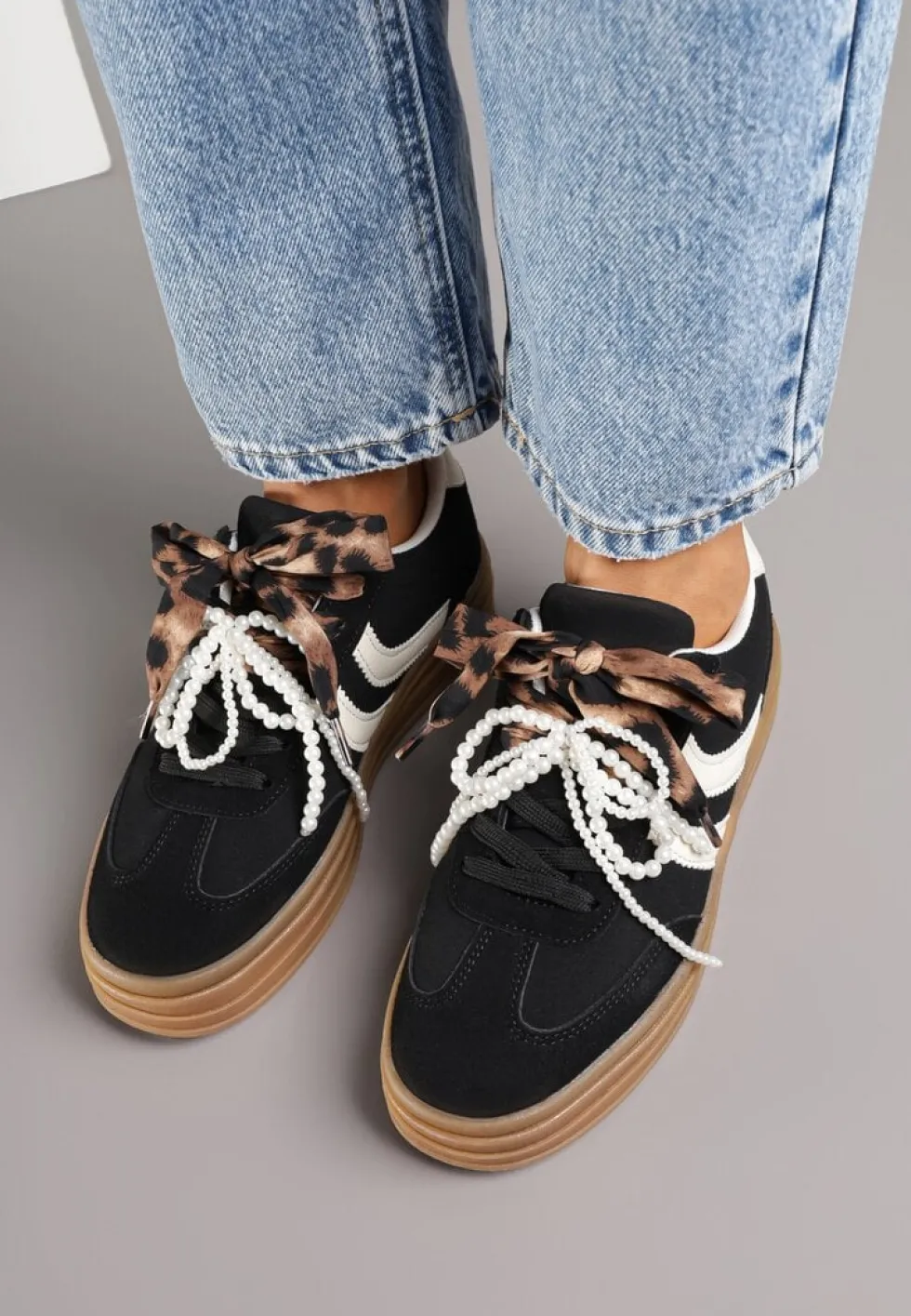 Czarne Sneakersy Tenisówki na Tłoczonej Platformie Ozdobione Perłami Ashinne