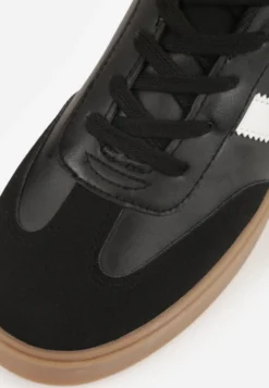 Czarne Sneakersy Tenisówki Ozdobione Paskami Sovresia