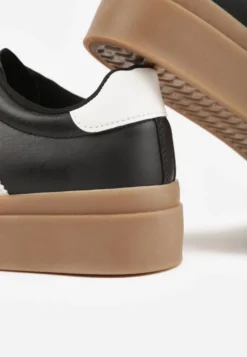 Czarne Sneakersy Tenisówki Ozdobione Paskami Sovresia