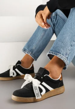 Czarne Sneakersy Typu Kultowe Tenisówki z Ozdobną Odpinaną Kokardą Korilinda