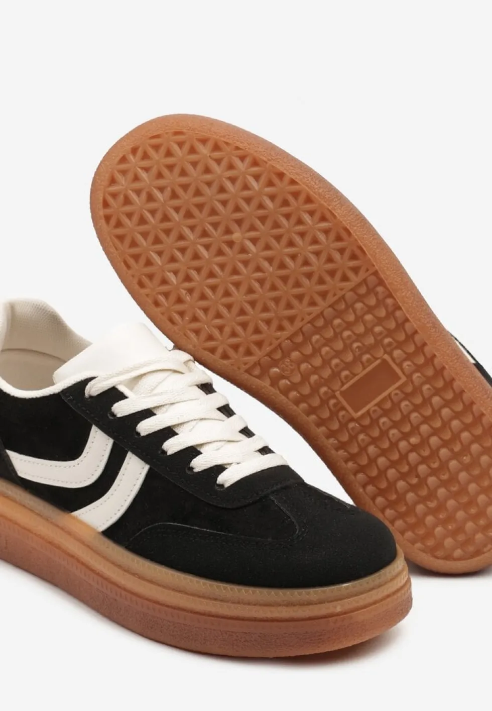 Czarne Sneakersy Typu Kultowe Tenisówki na Niskiej Platformie Olritia