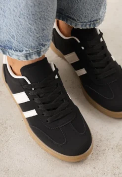 Czarne Sneakersy Typu Tenisówki Ozdobione Paskami po Bokach Fefia