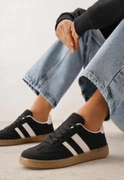 Czarne Sneakersy Typu Tenisówki Ozdobione Paskami po Bokach Fefia