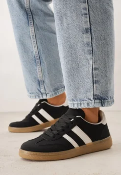 Czarne Sneakersy Typu Tenisówki Ozdobione Paskami po Bokach Fefia