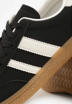 Czarne Sneakersy Typu Tenisówki Ozdobione Paskami po Bokach Fefia