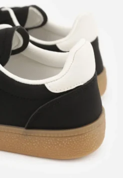 Czarne Sneakersy Typu Tenisówki Ozdobione Paskami po Bokach Fefia