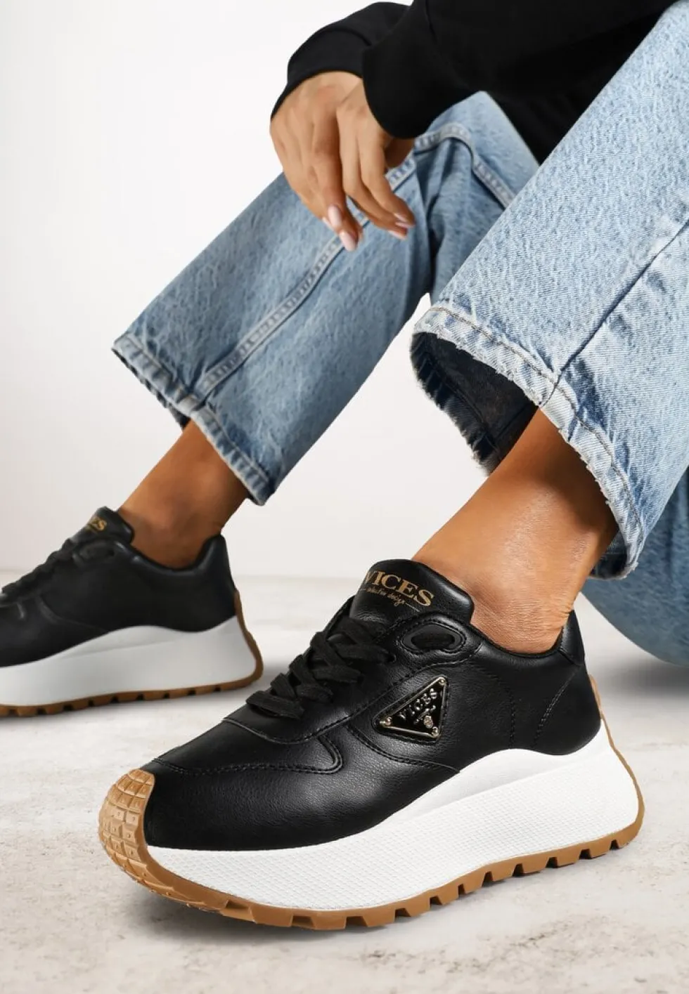 Czarne Sneakersy Vices na Platformie Ozdobione Metaliczną Aplikacją Nelviera