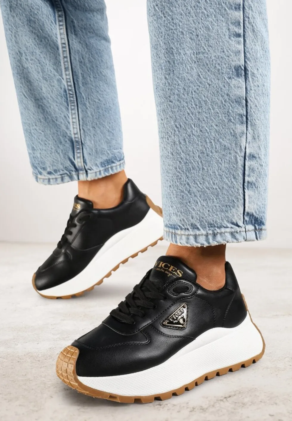 Czarne Sneakersy Vices na Platformie Ozdobione Metaliczną Aplikacją Nelviera
