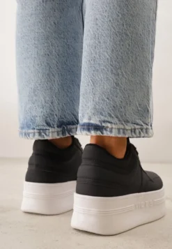 Czarne Sneakersy Vices na Platformie z Tłoczonym Napisem ze Sznurowaniem Eanneth