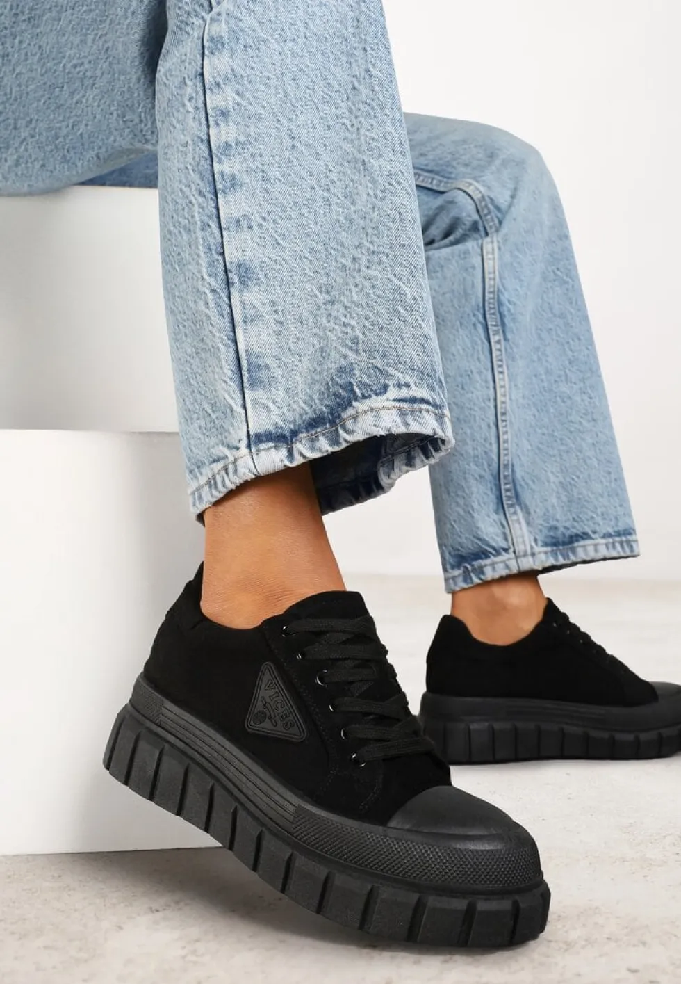 Czarne Sneakersy Vices na Platformie z Ozdobą i Napisem Leawen